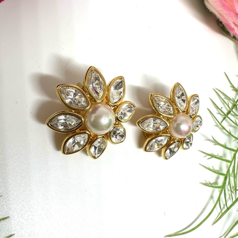 VINTAGE⚜️Nolan Miller Pearl & Crystal Flower Clip Earrings - Picture 4 of 8